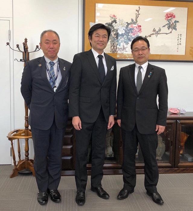 李世丙・駐大阪弁事処長(中央)、戶嶋秀樹・福井県美浜町長（右） および今安宏行・同町商工観光課長(左)