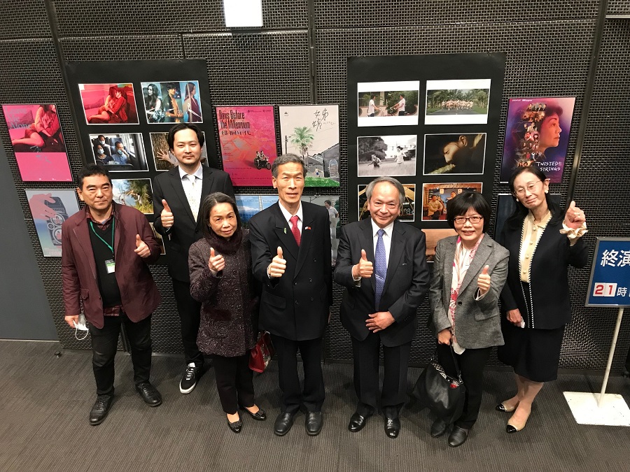 向明徳・駐大阪弁事処処長(右4)、王淑芳・駐日本代表処台湾文化センター主任(右2)、
上倉庸敬・大阪アジアン映画祭代表理事(右3)　台湾特集「縁起良き時」特別上映会に出席